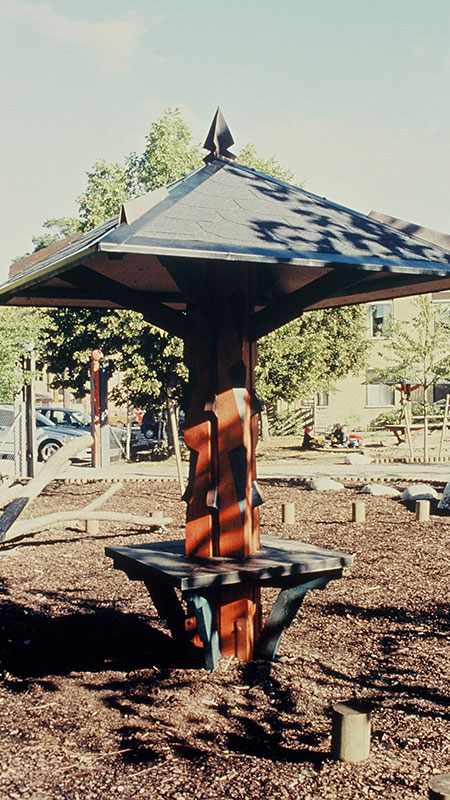 Konstverket Kalabra som består av två portaler och fyra små lusthus