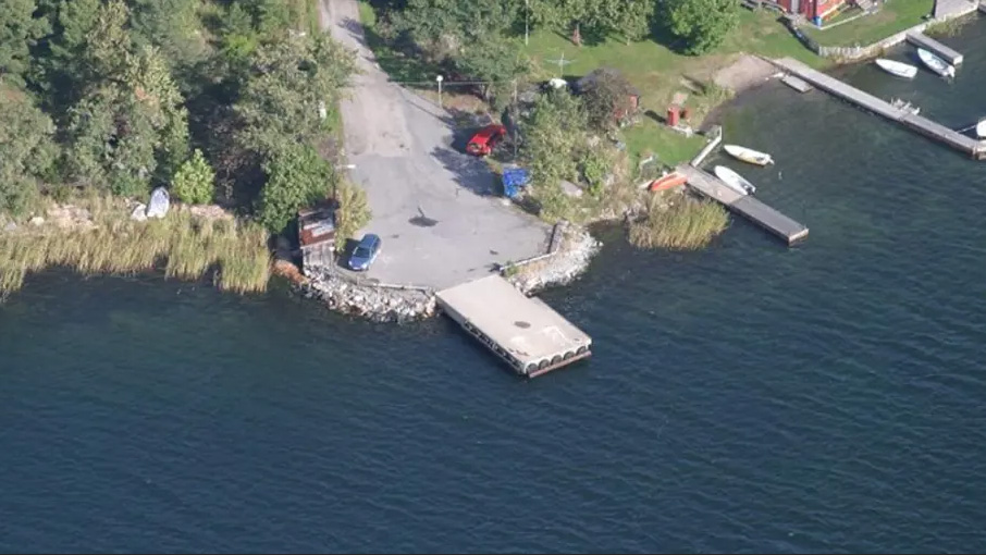 brygga för båttrafik omgiven av hav