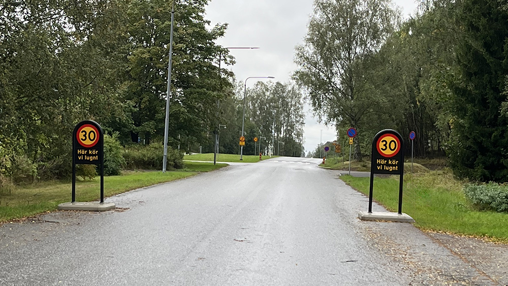Väg med hastighetsskyltar om 30 km/h