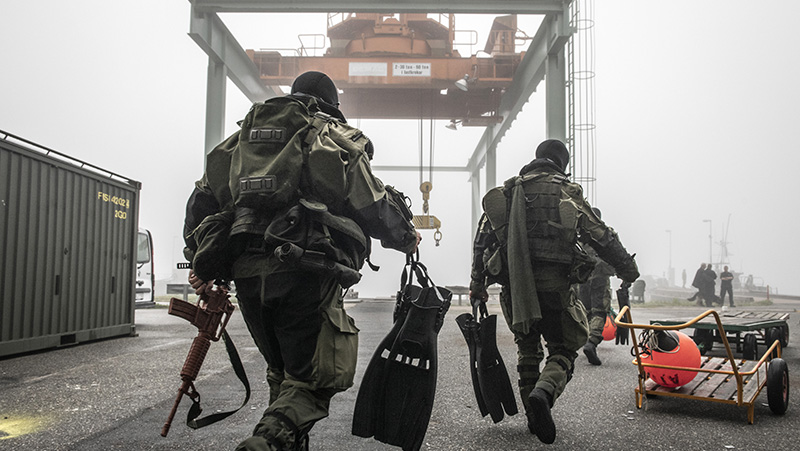 Soldater bär utrustning på Berga.