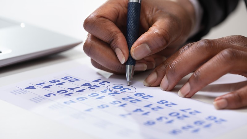 Kvinna planerar med kalender