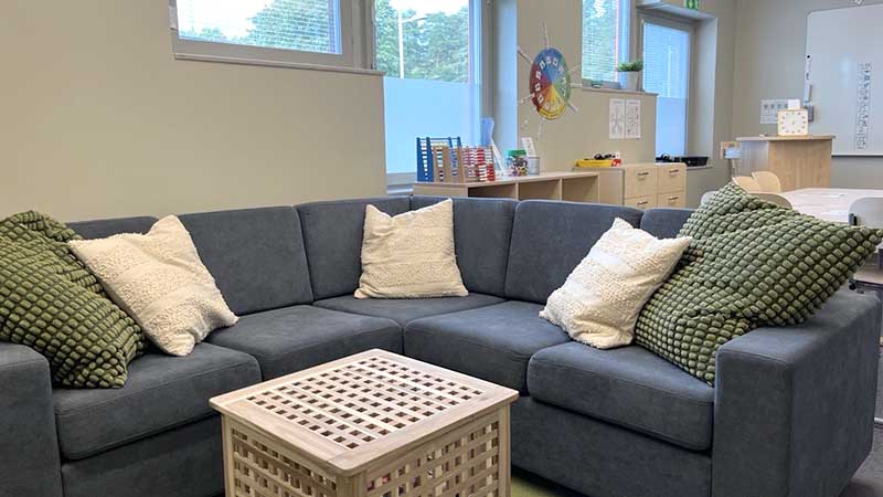 En soffa i ett klassrum