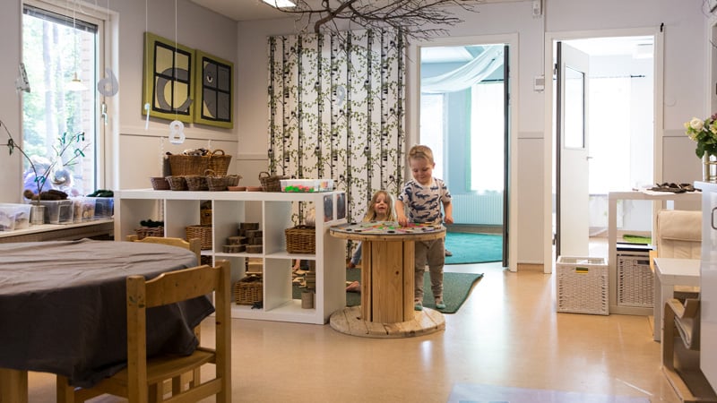 Barn leker inne på Fjäderkobben.