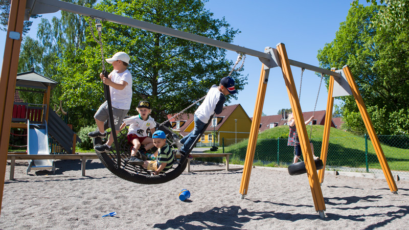 Barn gungar ute på gården.