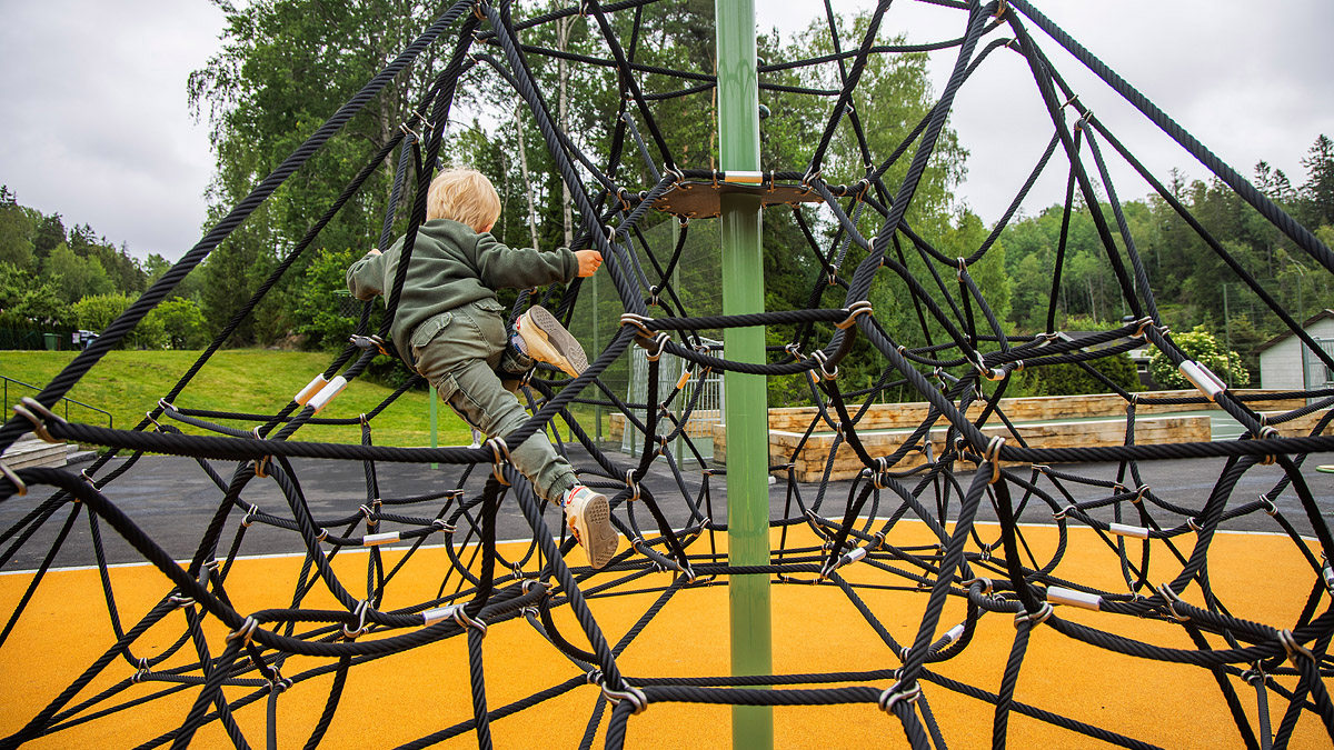 Pojke i klätternät