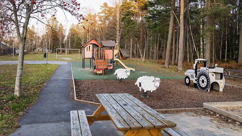 Fjäderleksaker i lekpark.