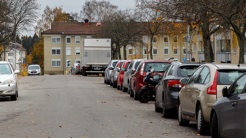 Bilar parkerade på Utgårdsvägen i Handen