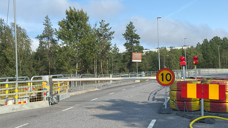 Bro som är avspärrade med hjälp av bommar