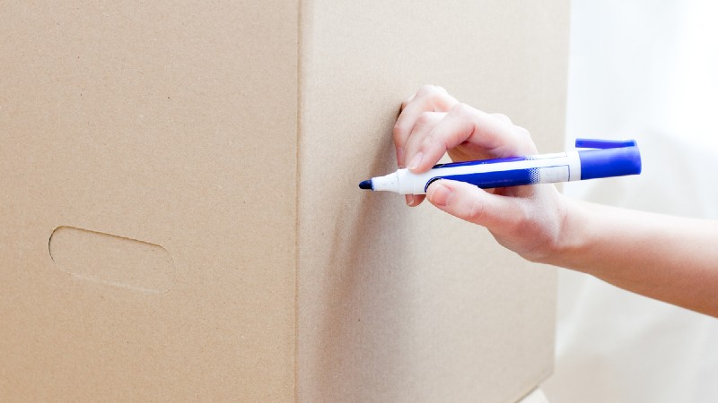 Kvinna märker upp kartong