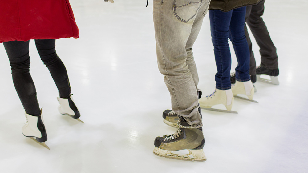 Ungdomar som åker skridskor.