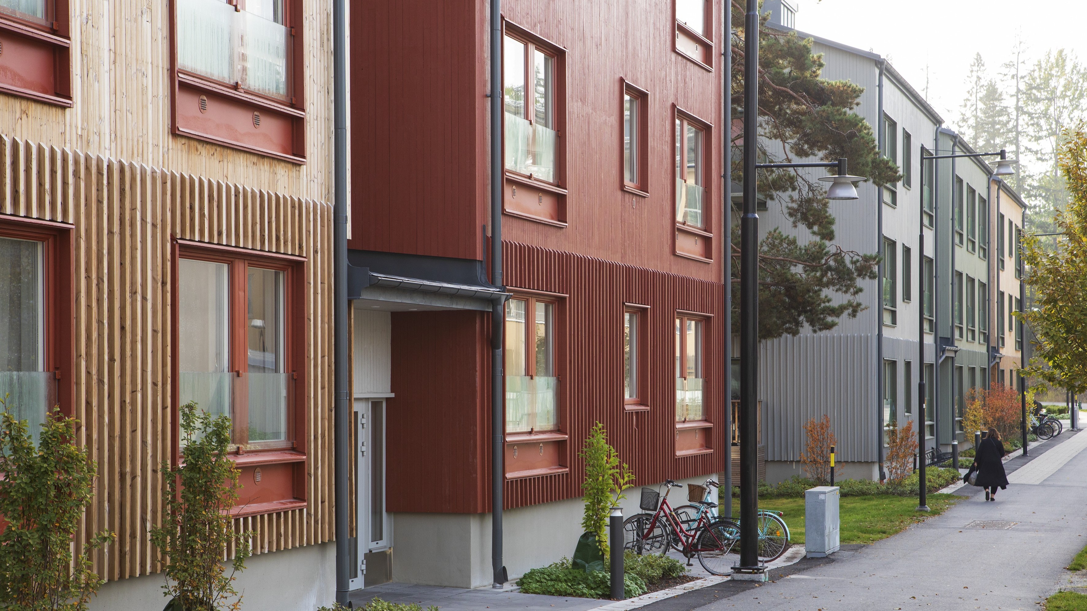 Gatuvy från Vega med husfasader i trä, rött och grått