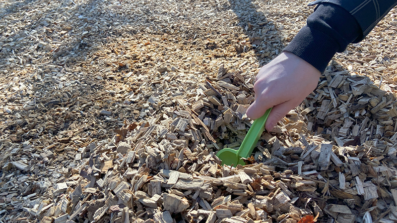 Hand med spade som gräver