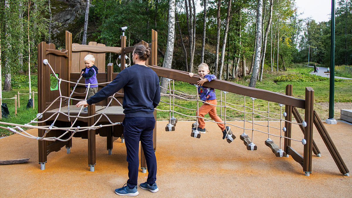 Barn klättrar i klätterställning