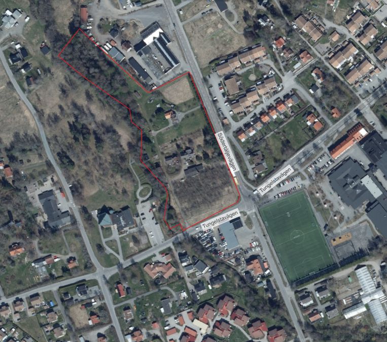 Flygbild över Tungelsta, där planområdet markerats med rött.
