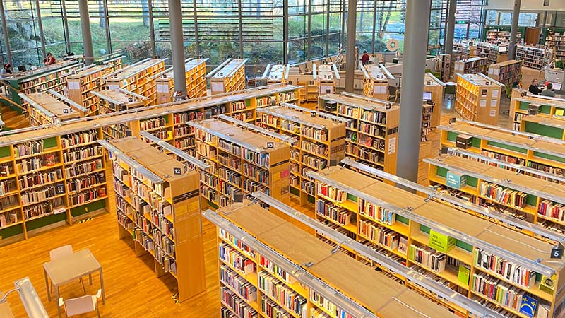 Bokhyllor på ett bibliotek