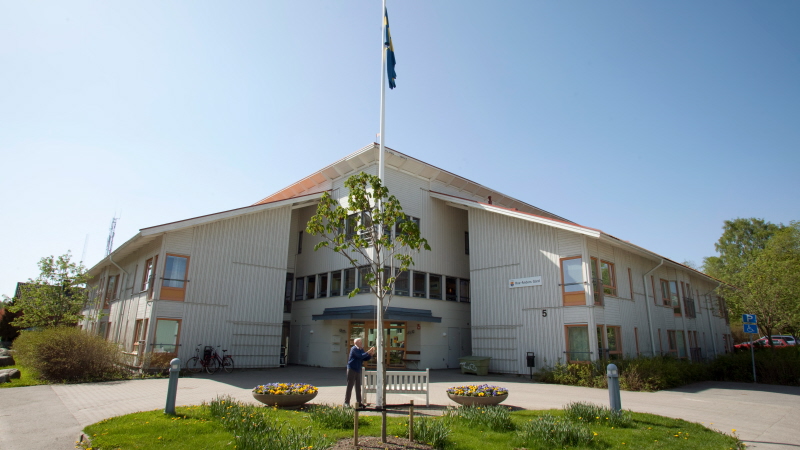 Ros-Anders Gård - en vit stor träbyggnad med vissa gula partier.