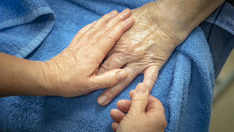 Någon gör handmassage.