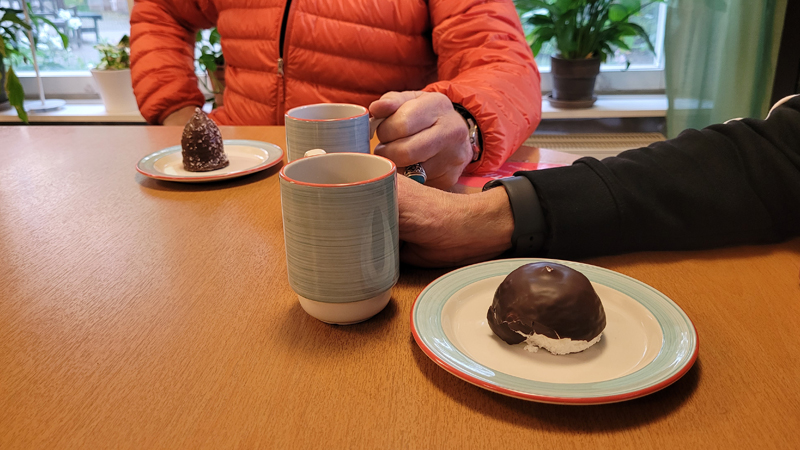 Två personer äter bakelse.