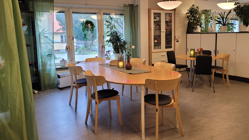 Köksbord med stolar.