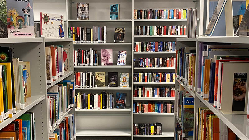 Bokhyllor på biblioteket i Jordbro