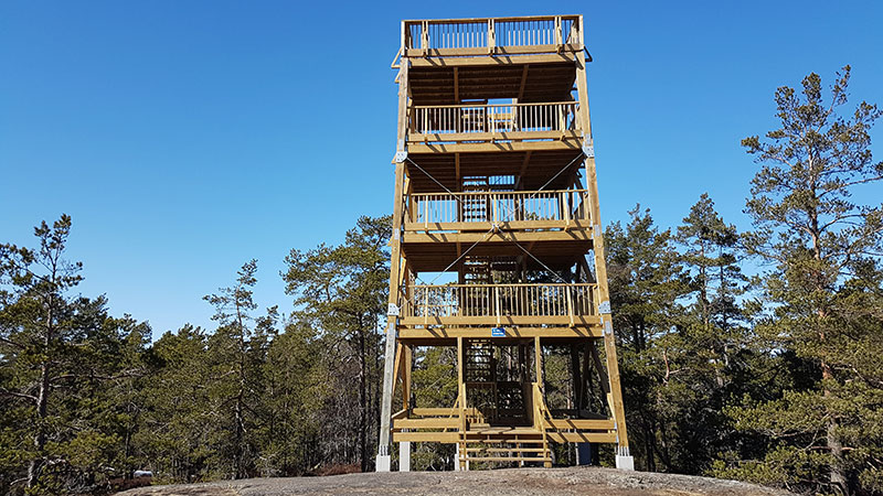 Utsiktstornet i sol.