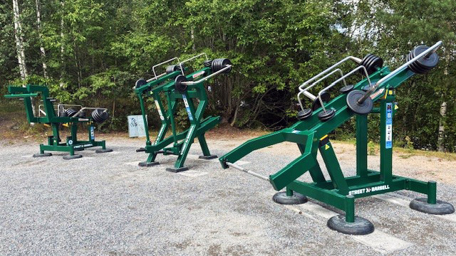 Utegym i stål omgivet av natur.