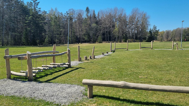 Motorikbana för barn en solig vårdag.