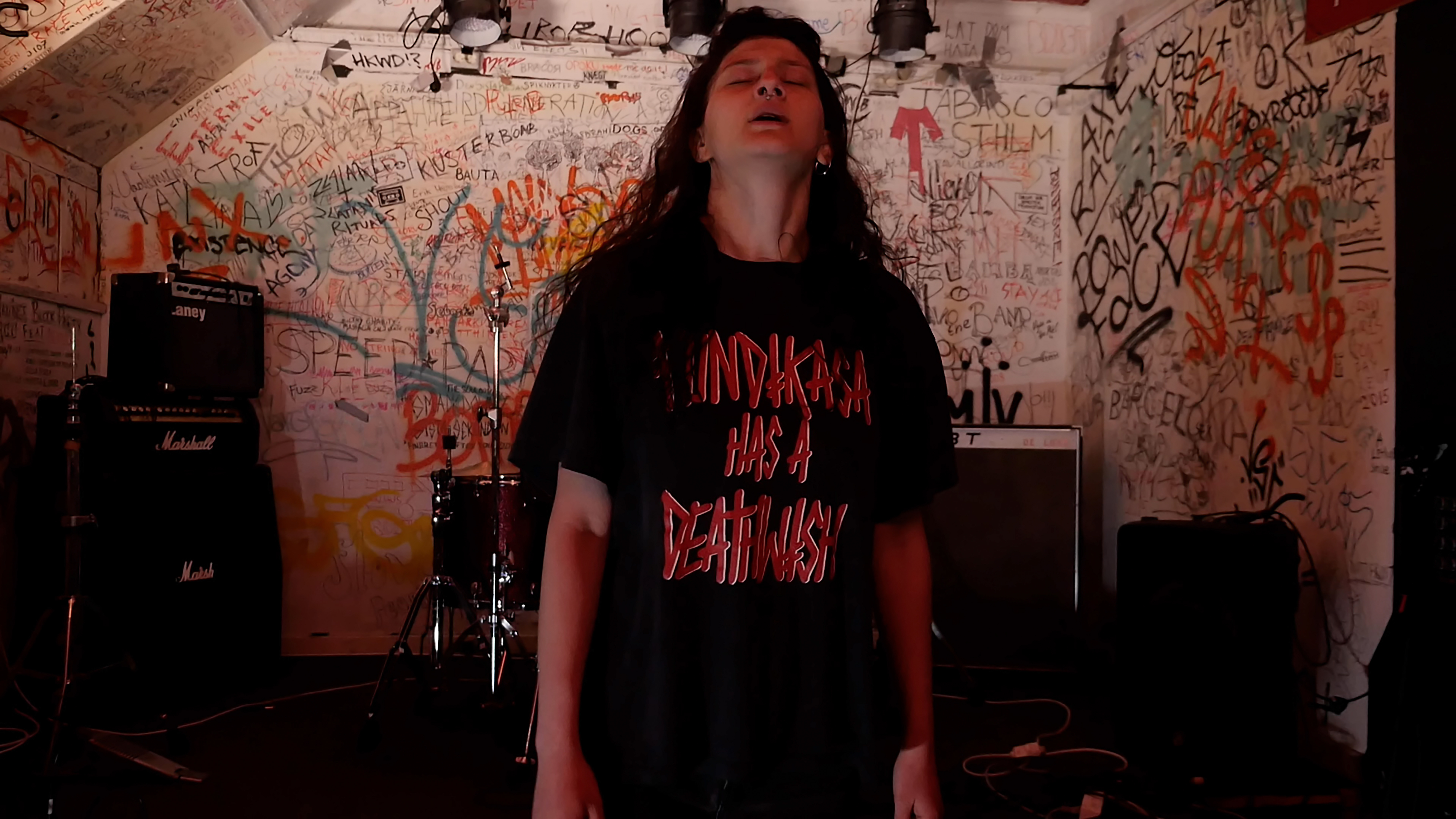 Tjej dansar på Gula Villan.