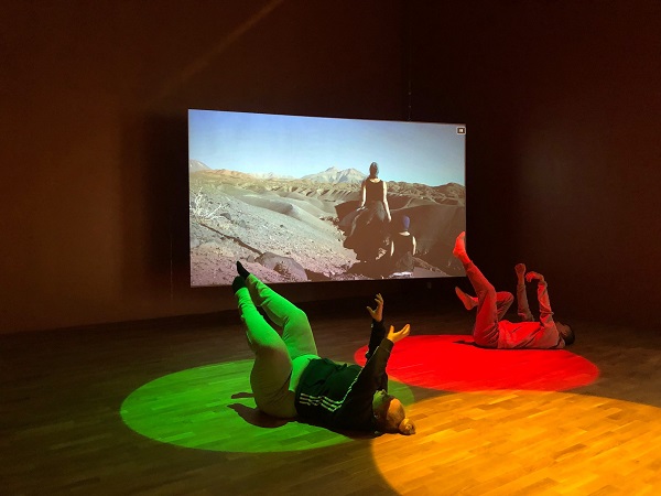 Två ungdomar dansar.