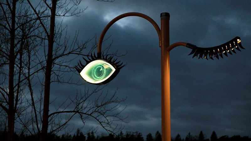 Lampa formad som ett öga vid Handen.