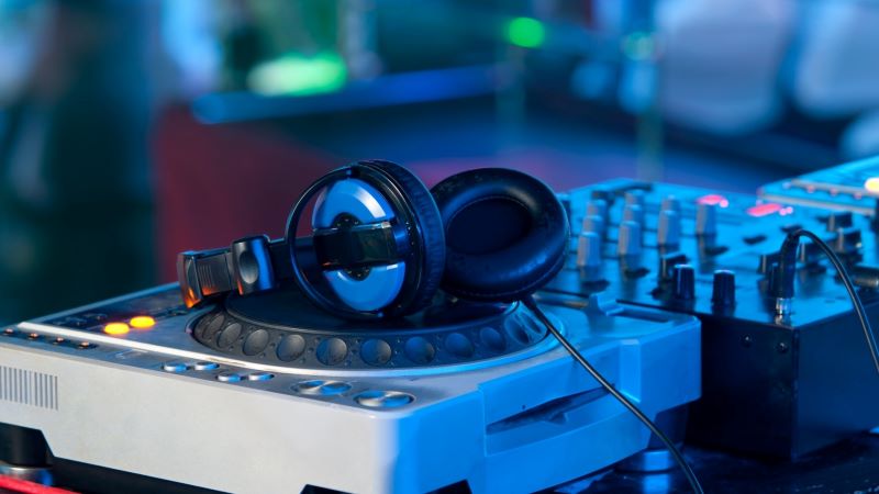 Ett dj-mixerbord med hörlurar på.